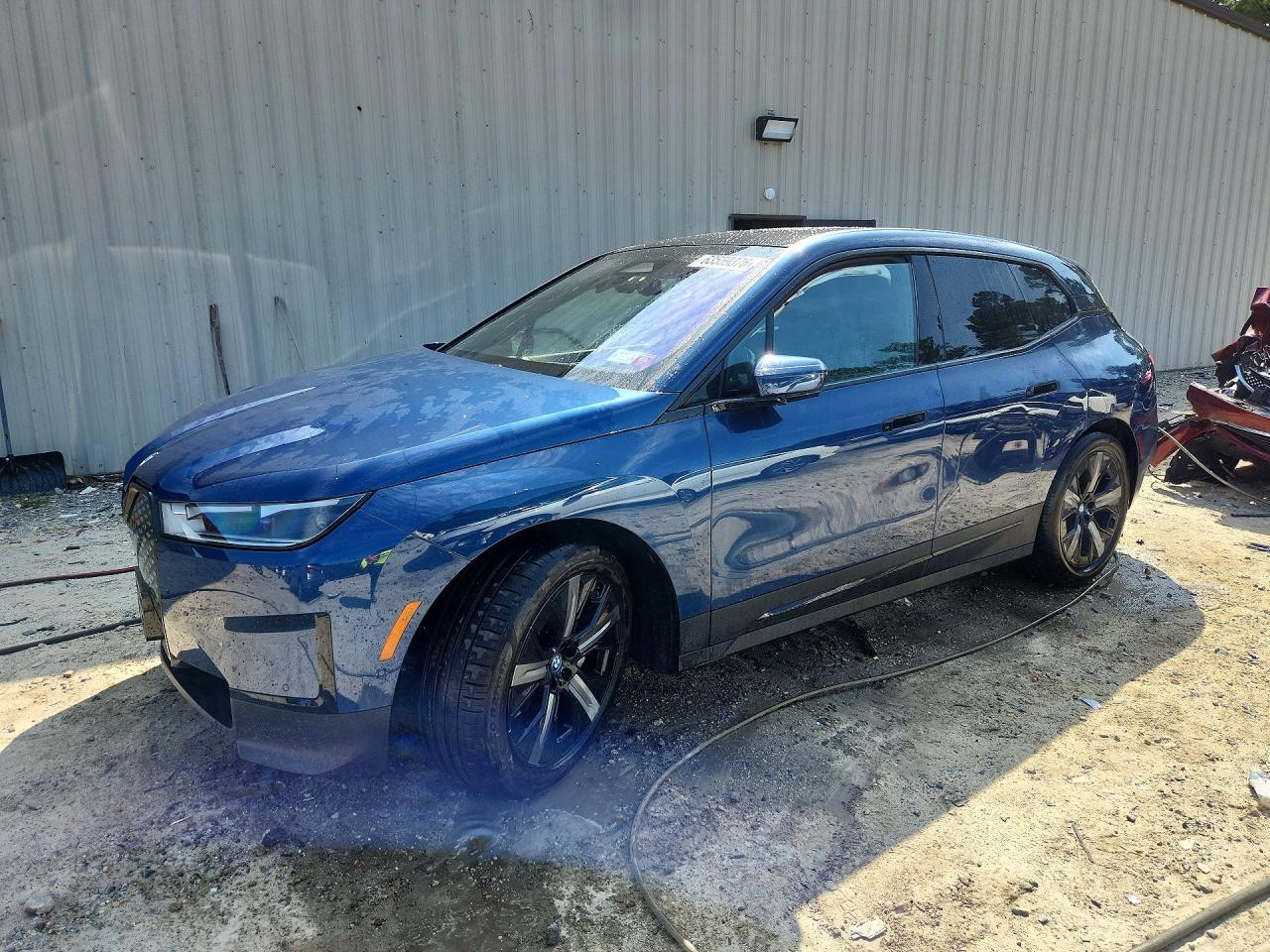 2022 BMW Ix xDrive50 - zdjęcie główne