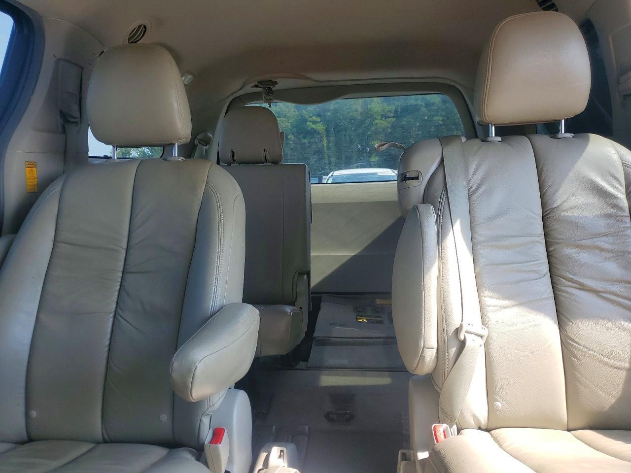 2014 Toyota Sienna Le - zdjęcie 10