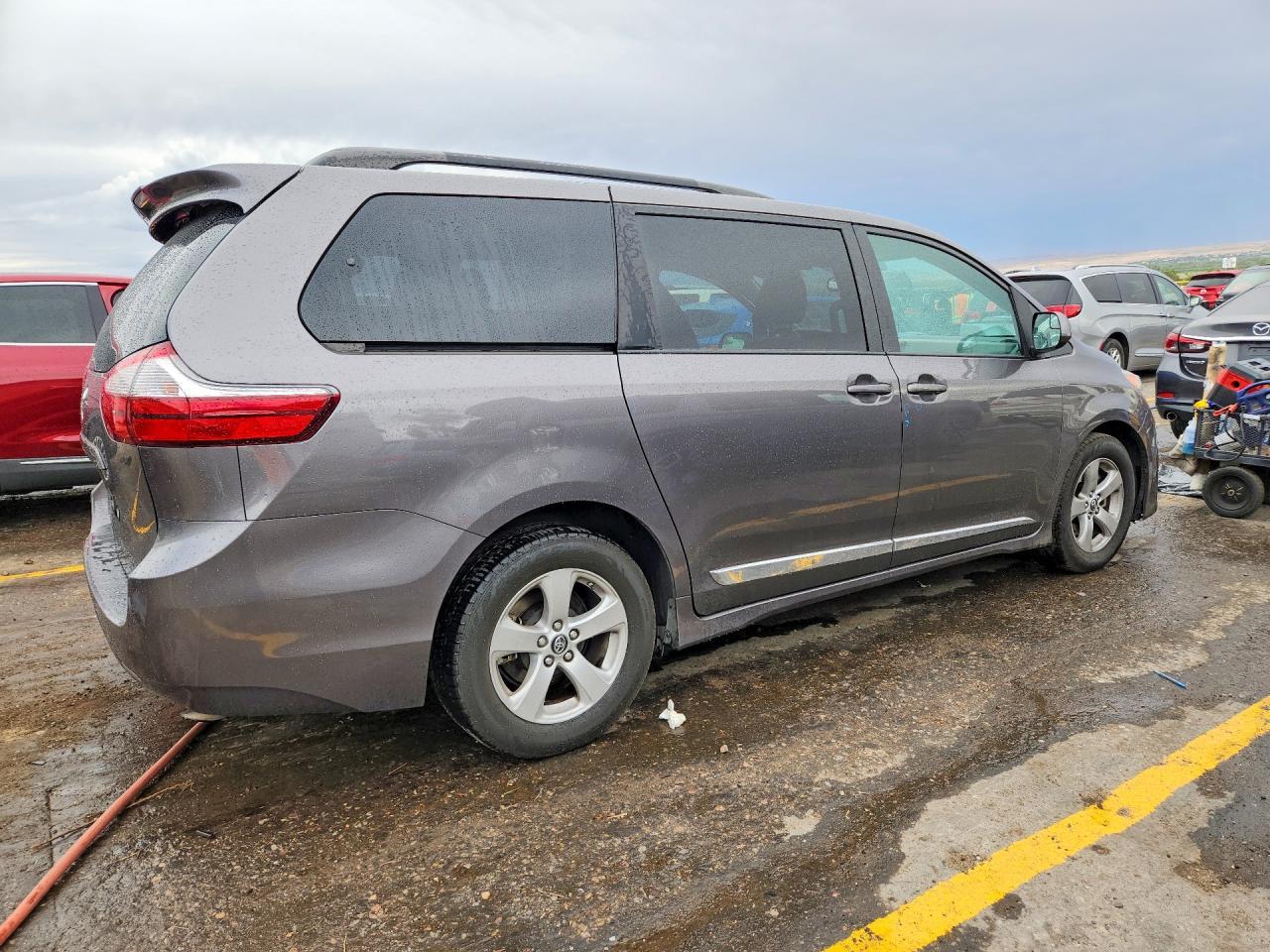 2018 Toyota Sienna Le - zdjęcie 3