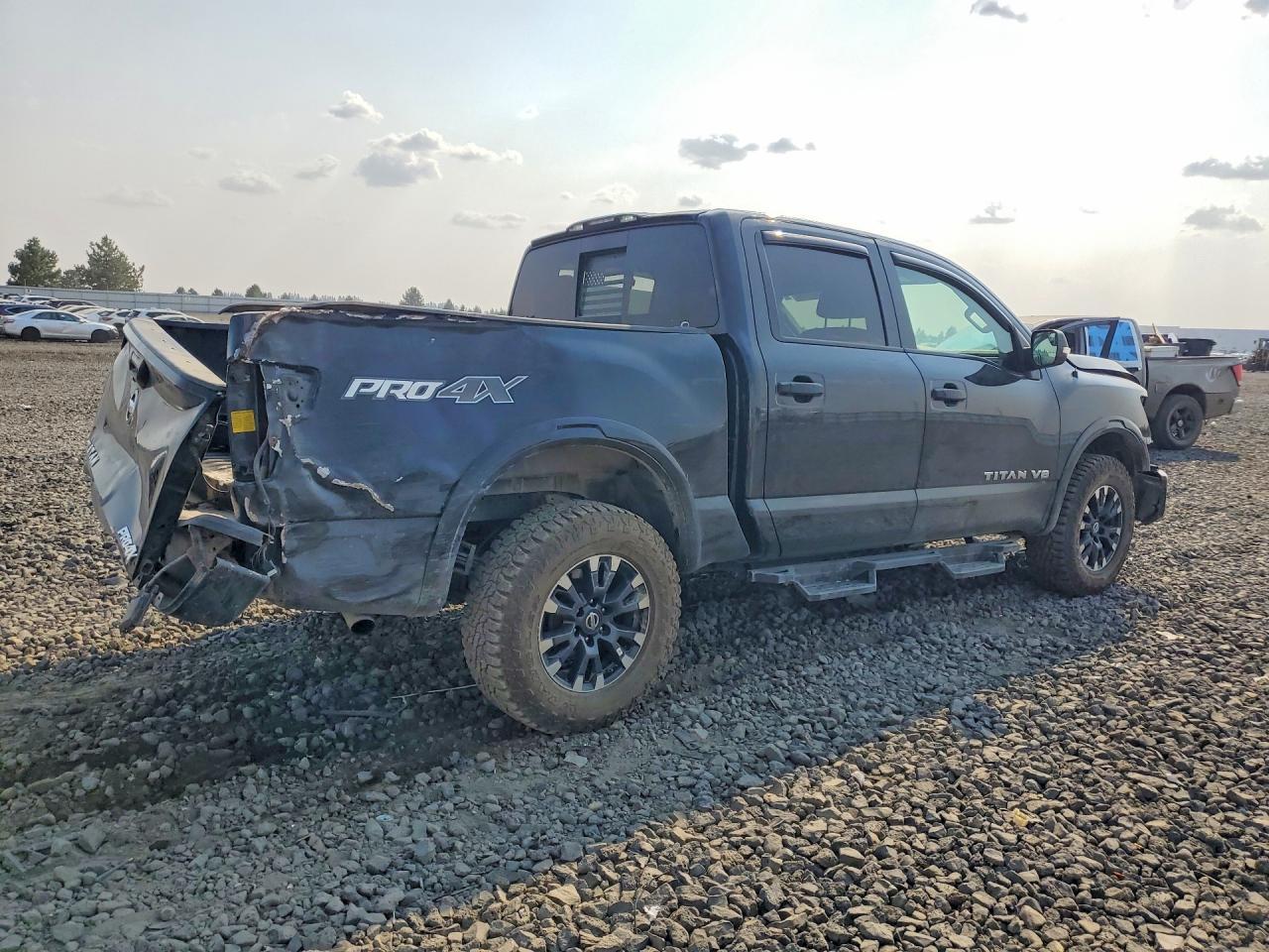 2019 Nissan Titan Pro-4X - zdjęcie 3