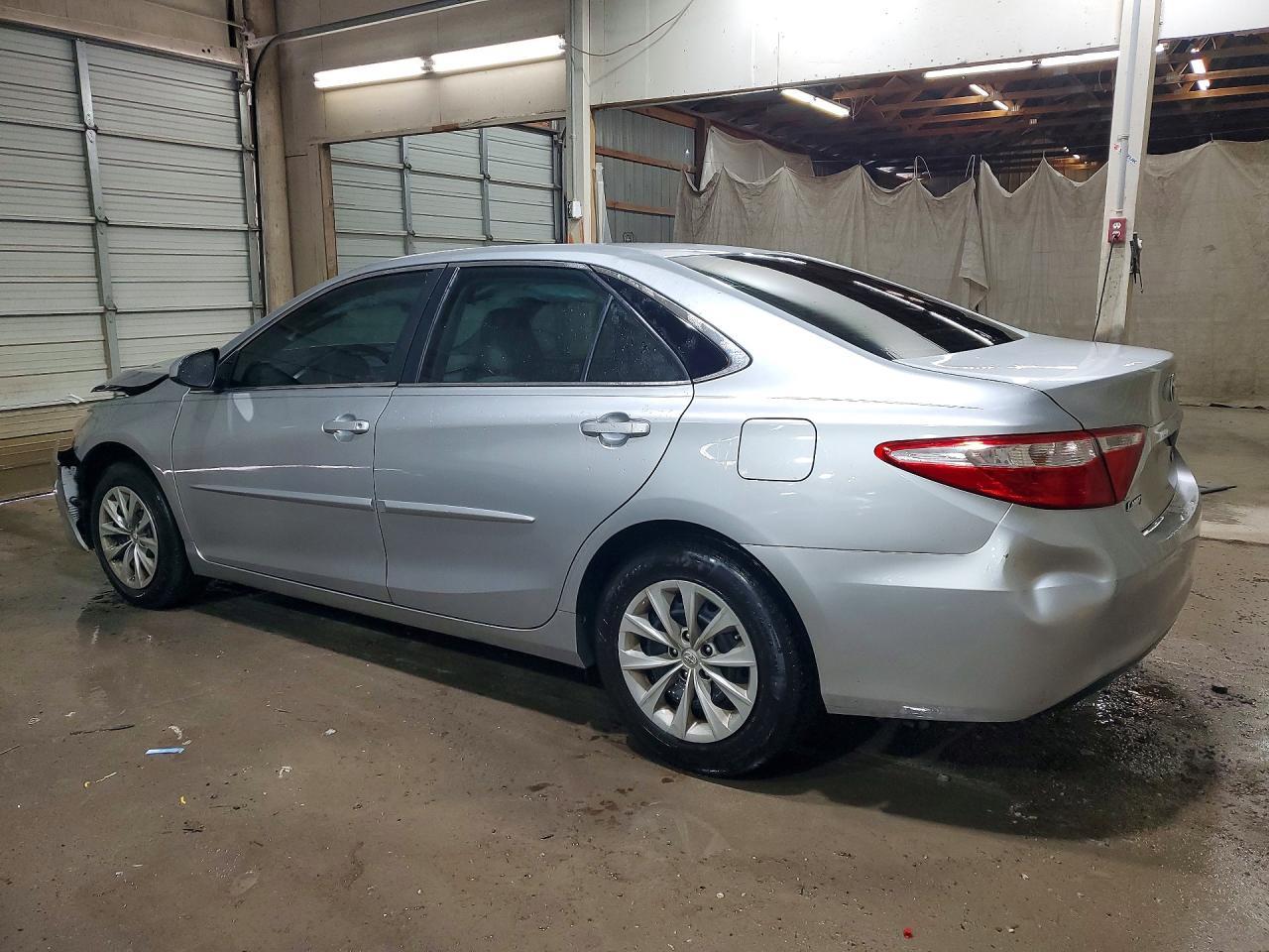 2017 Toyota Camry Le - zdjęcie 2