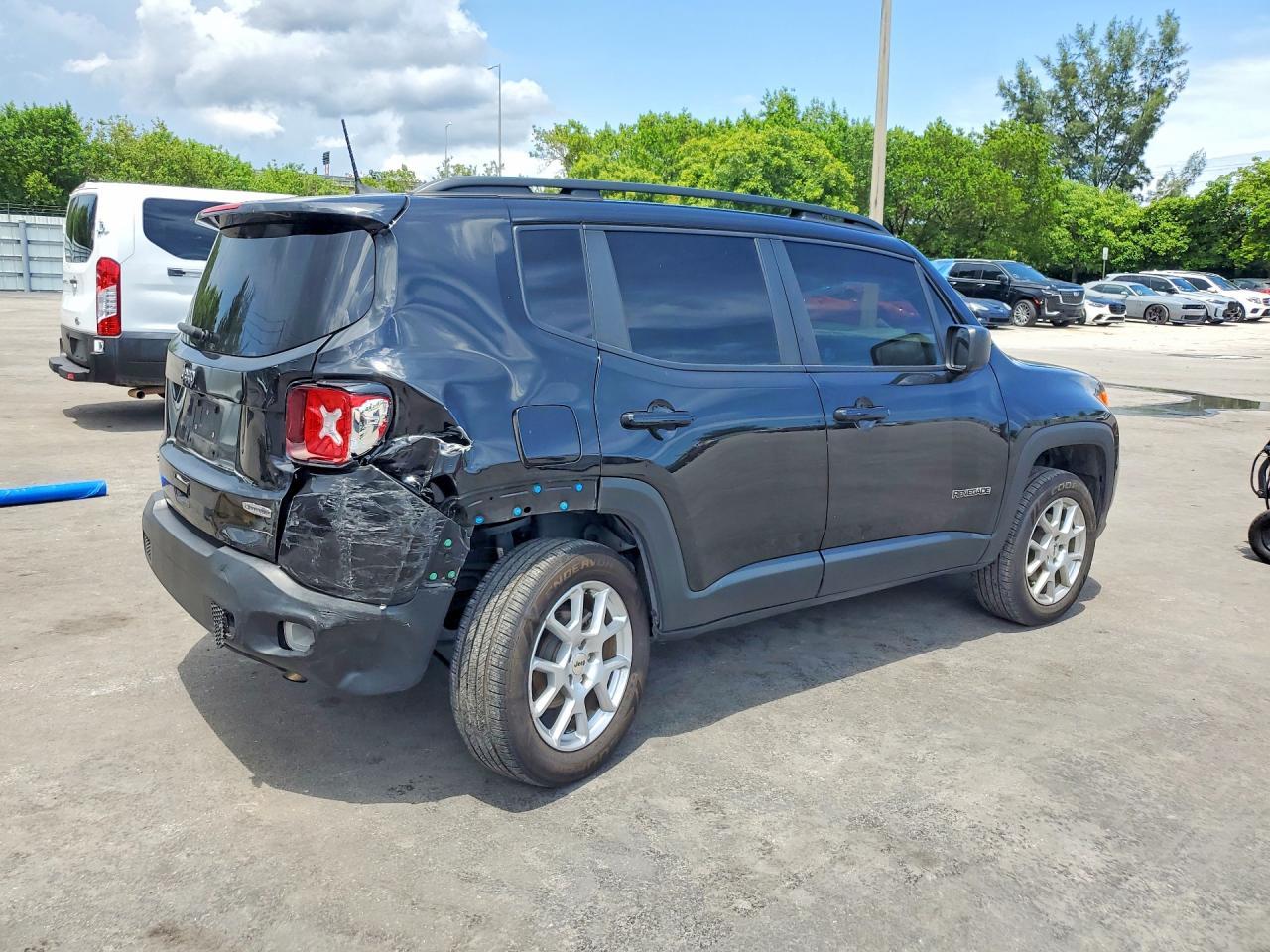 2022 Jeep Renegade Latitude - zdjęcie 3