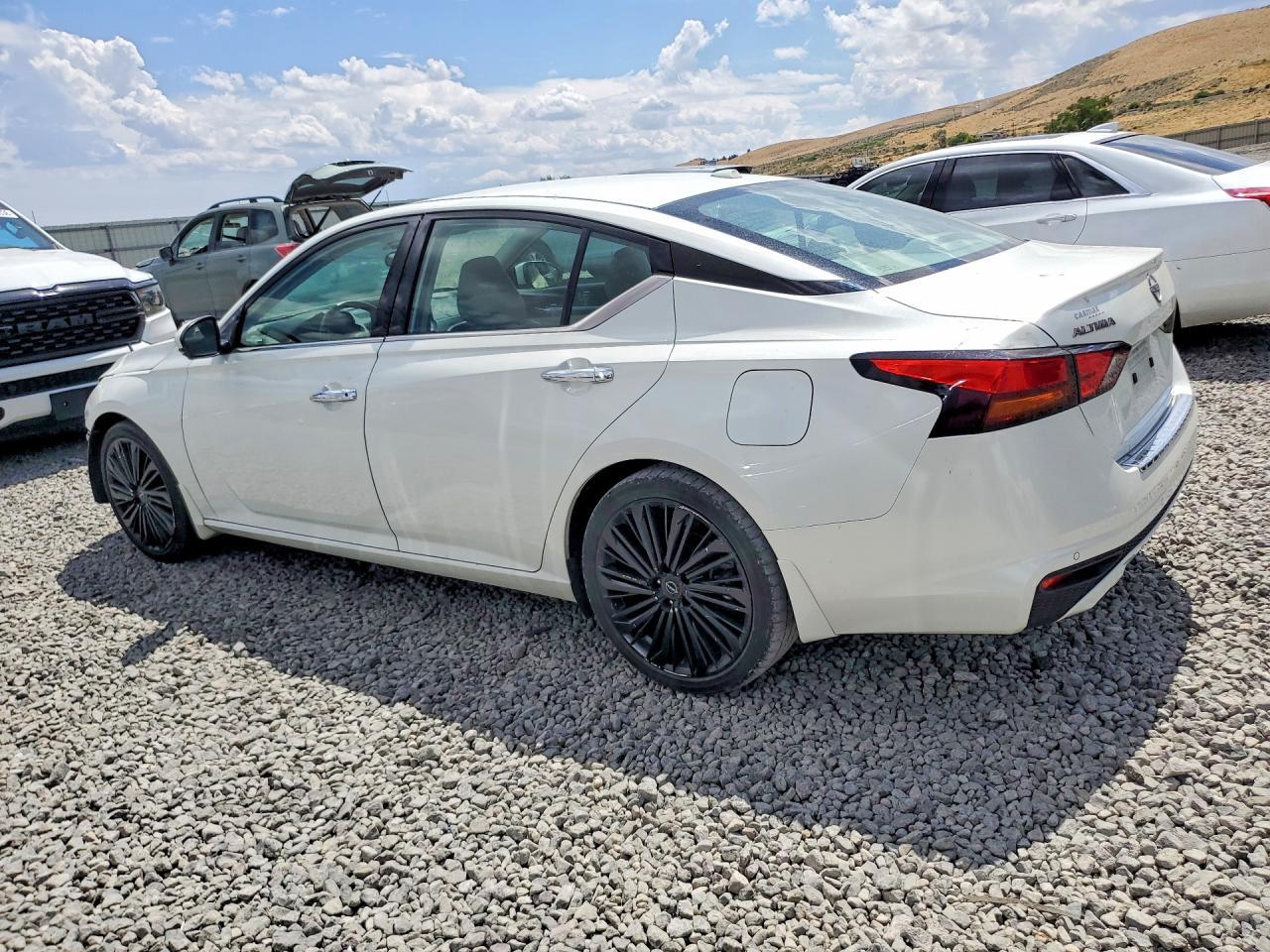 2023 Nissan Altima Sl - zdjęcie 2