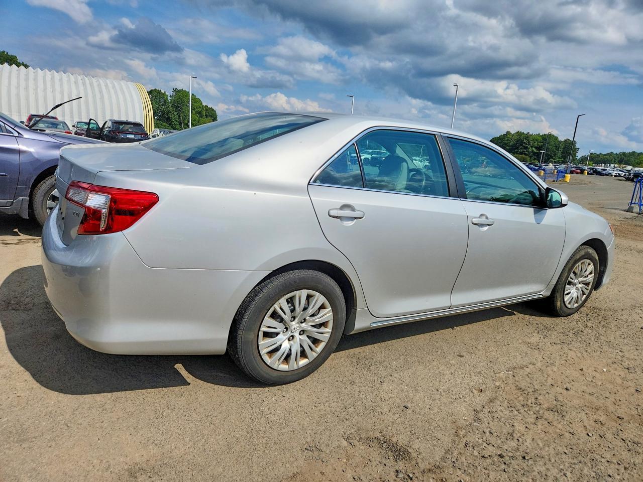 2013 Toyota Camry Le - zdjęcie 3