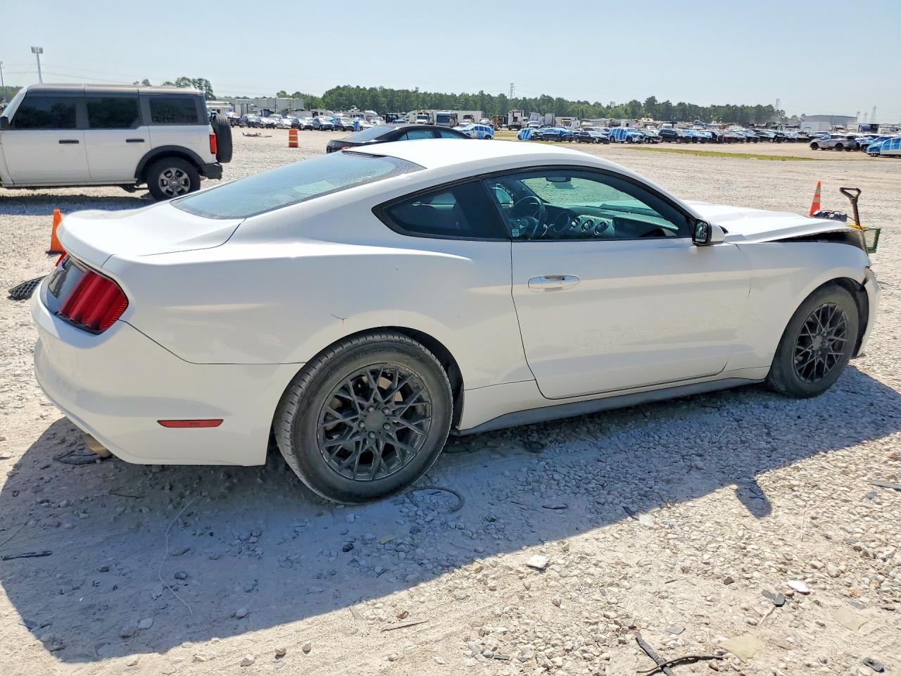 2017 Ford Mustang - zdjęcie 3