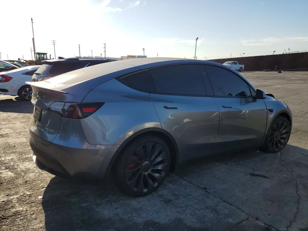 2025 Tesla Model Y - zdjęcie 3