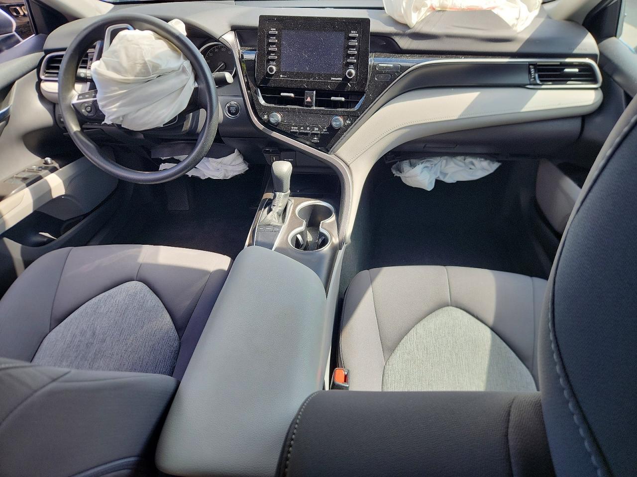 2022 Toyota Camry Le - zdjęcie 8