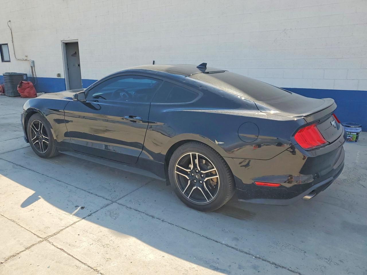 2020 Ford Mustang - zdjęcie 2