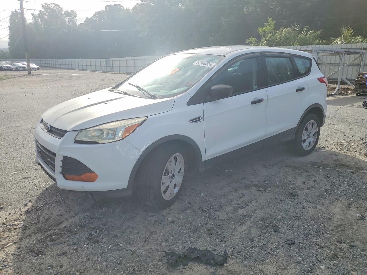 2016 Ford Escape S - zdjęcie główne
