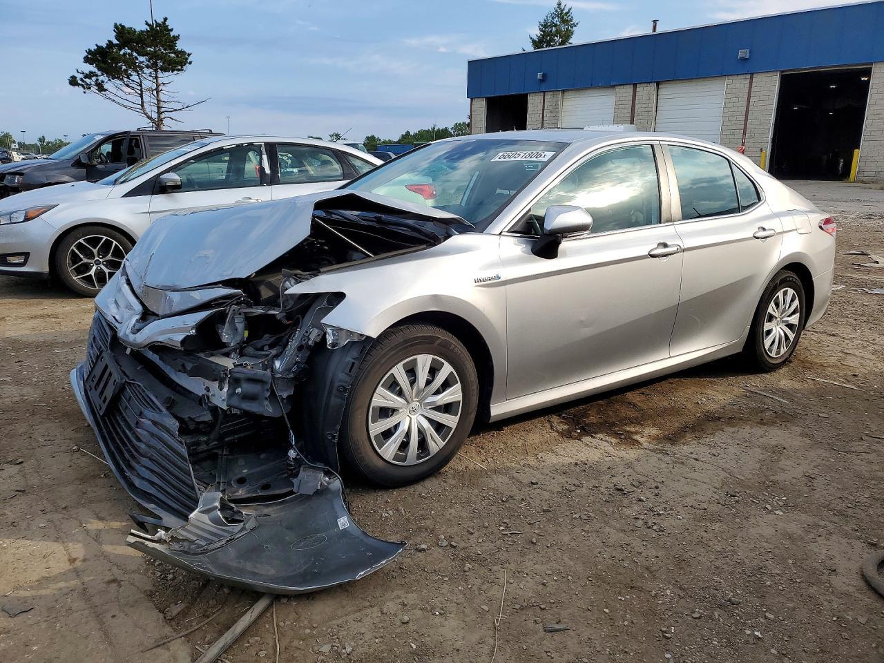 2019 Toyt Camry Le - zdjęcie główne