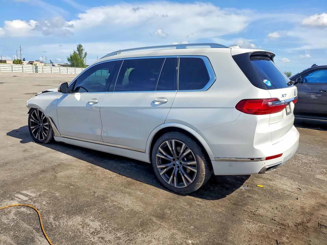 2022 BMW X7 xDrive40I - zdjęcie 2
