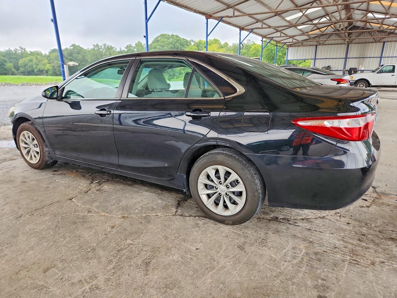 2015 Toyota Camry Le - zdjęcie 2