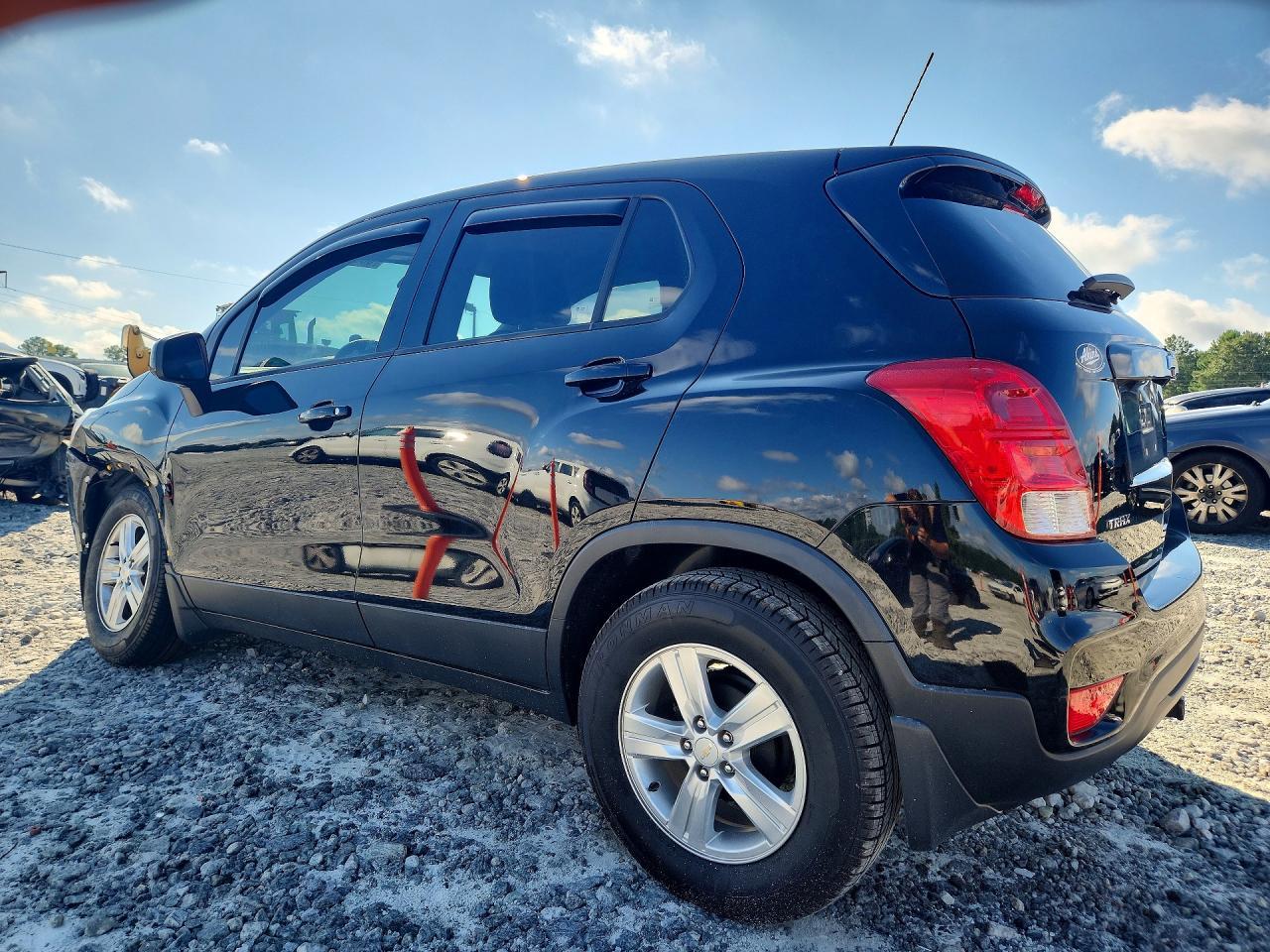 2022 Chevrolet Trax Ls - zdjęcie 2