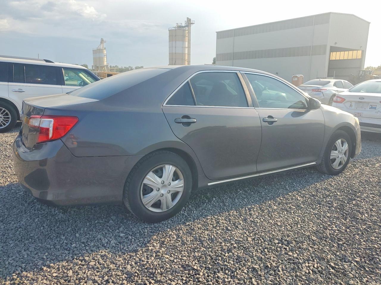 2014 Toyota Camry Le - zdjęcie 3