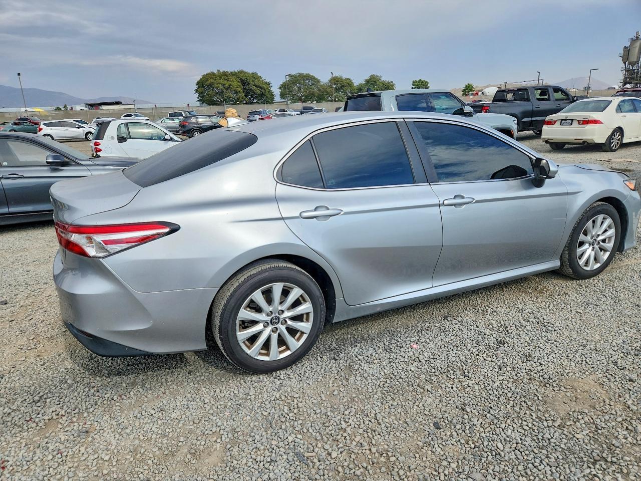 2020 Toyota Camry Le - zdjęcie 3