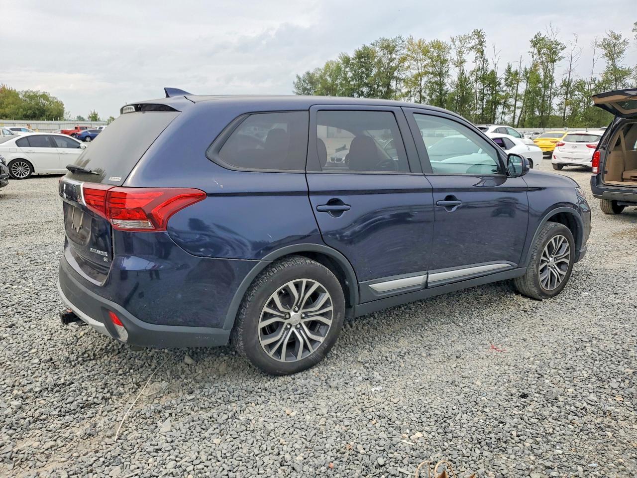 2017 Mitsubishi Outlander Se - zdjęcie 3