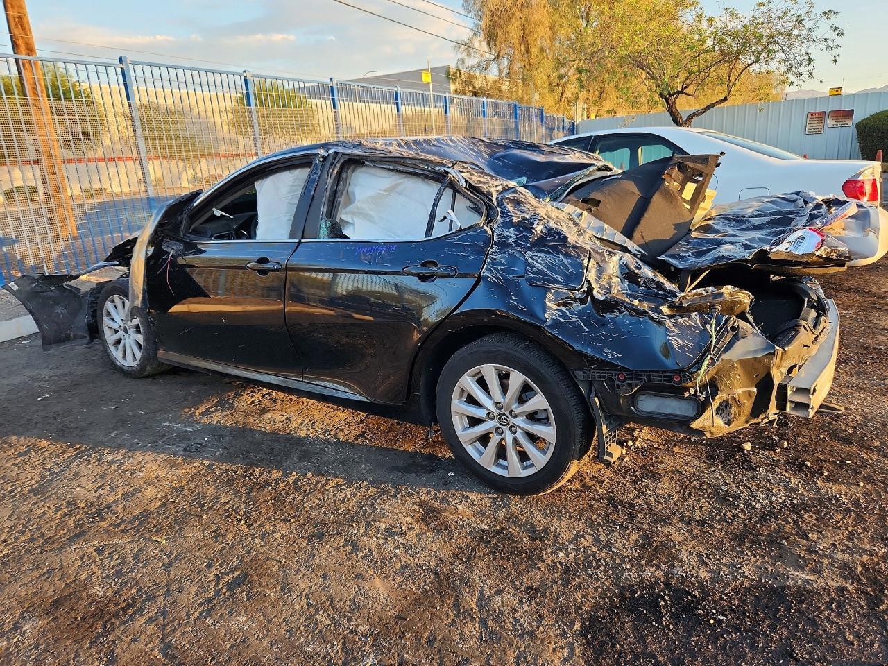 2018 Toyota Camry Le - zdjęcie 2