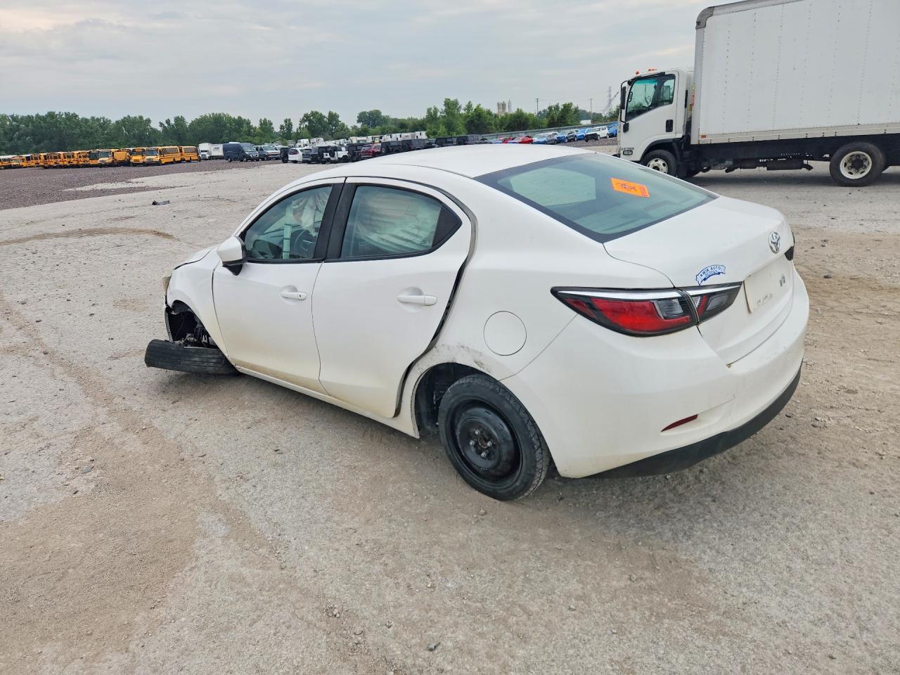 2018 Toyota Yaris Ia Base - zdjęcie 2