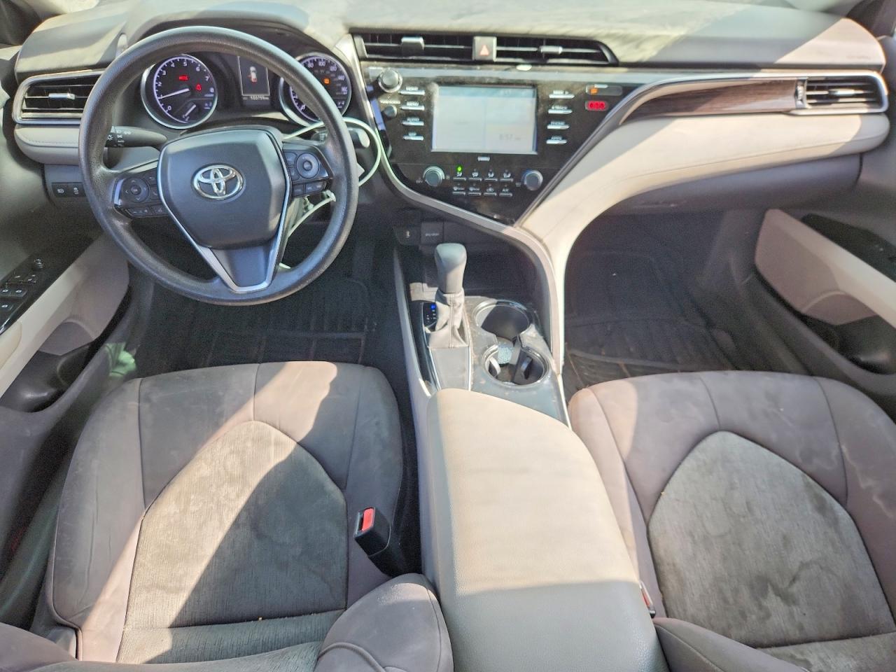 2020 Toyota Camry Le - zdjęcie 8