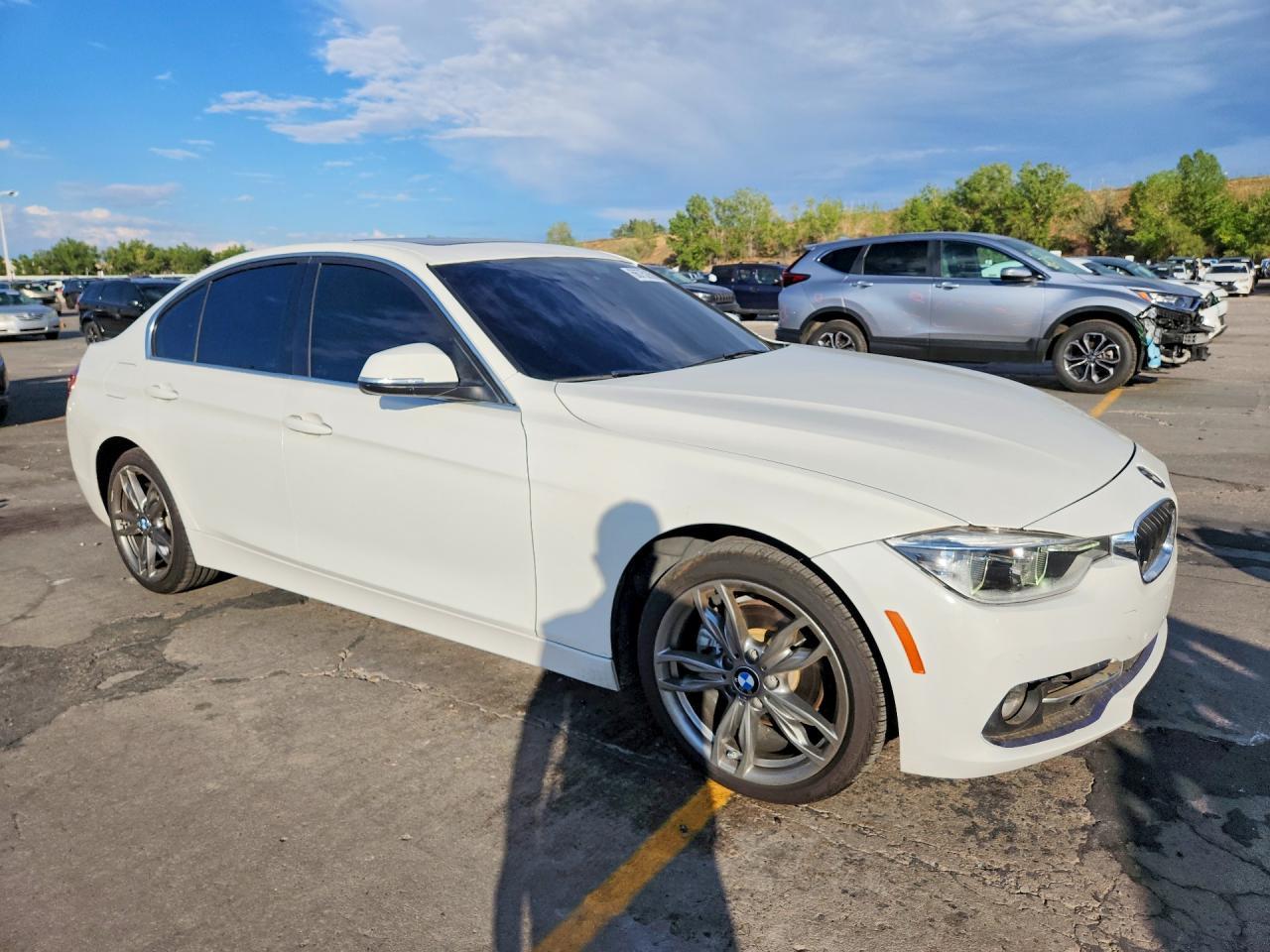 2017 BMW Seria 3 330i - zdjęcie 4