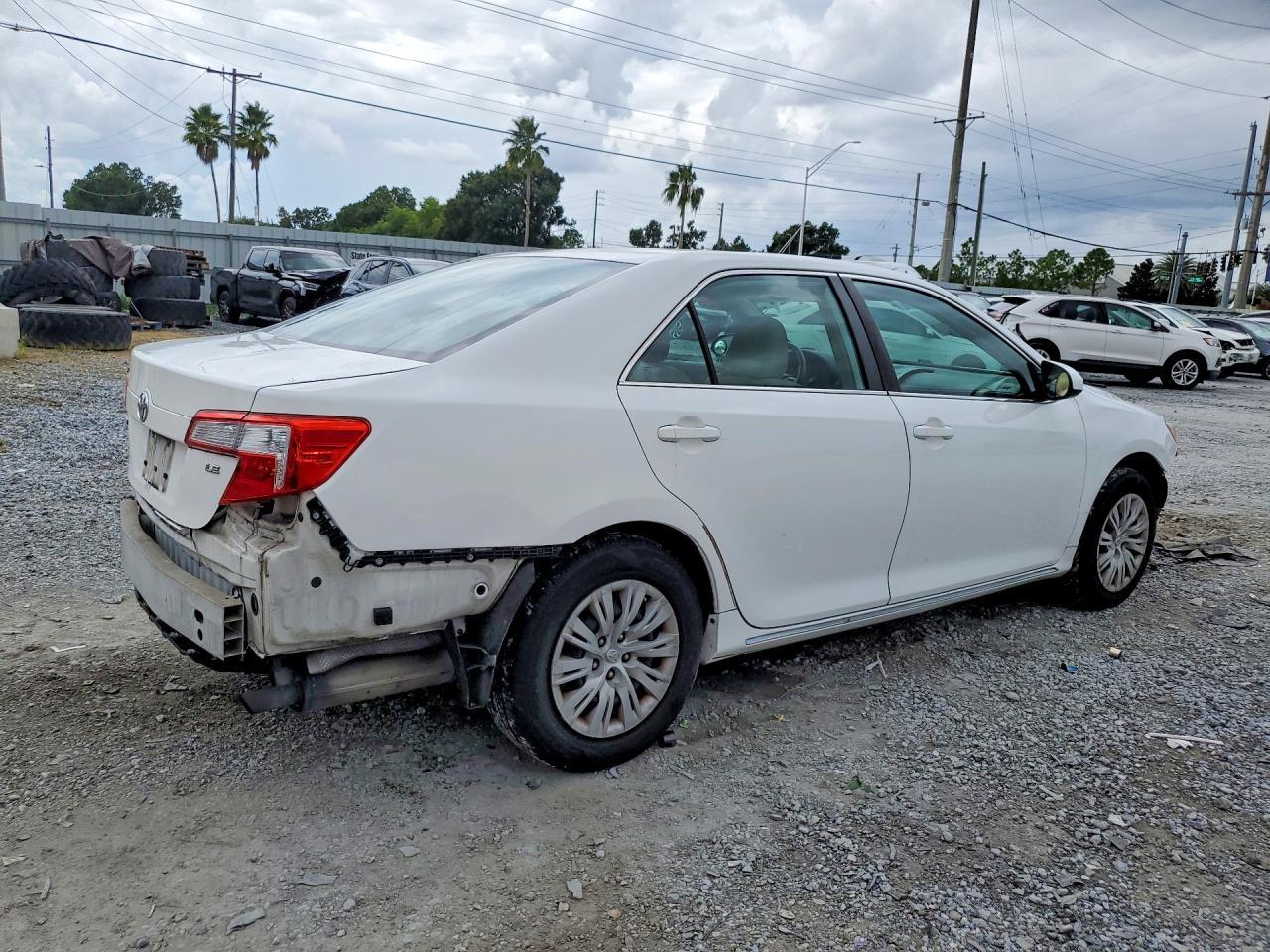 2014 Toyota Camry Le - zdjęcie 3