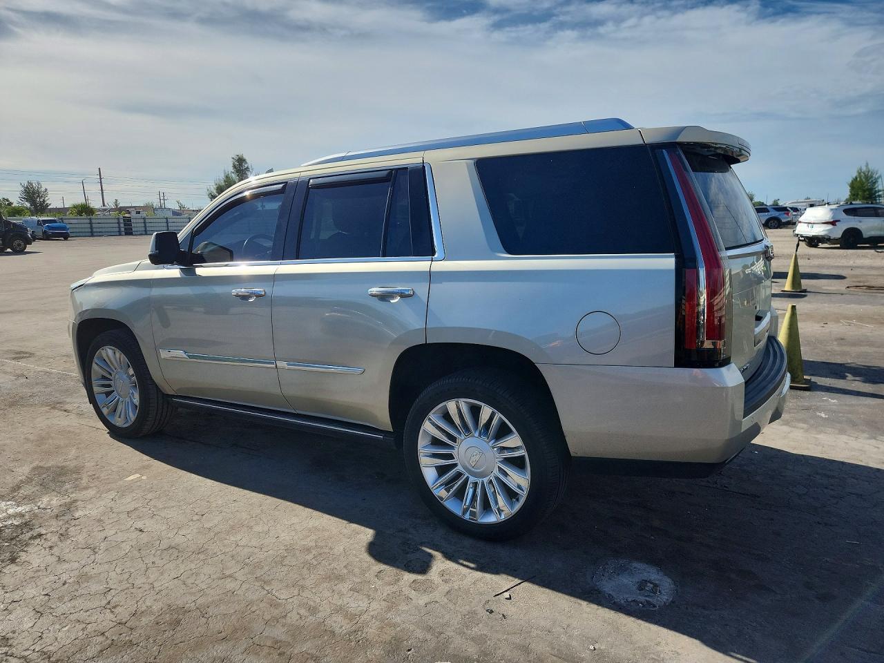 2016 Cadillac Escalade Platinum - zdjęcie 2