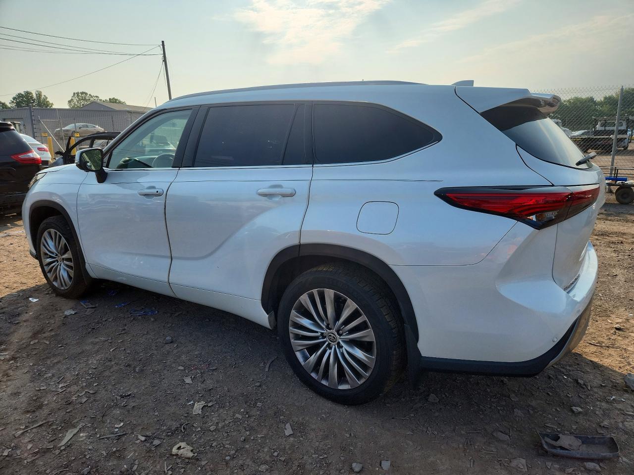 2023 Toyota Highlander Platinum - zdjęcie 2