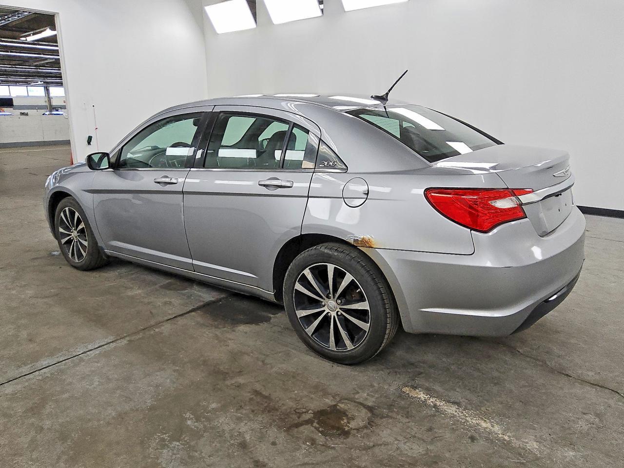 2013 Chrysler 200 Touring - zdjęcie 2