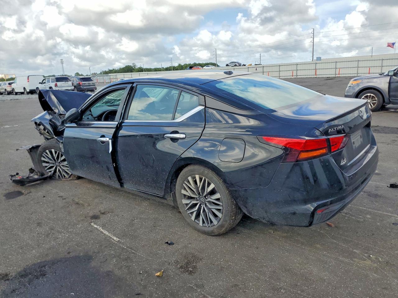 2025 Nissan Altima Sv - zdjęcie 2