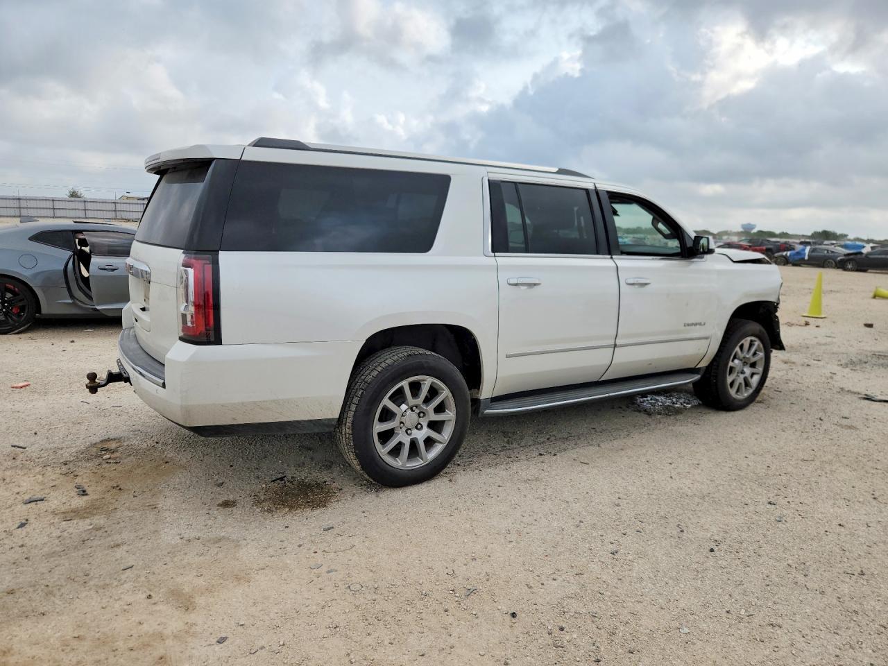 2017 GMC Yukon Xl Denali - zdjęcie 3