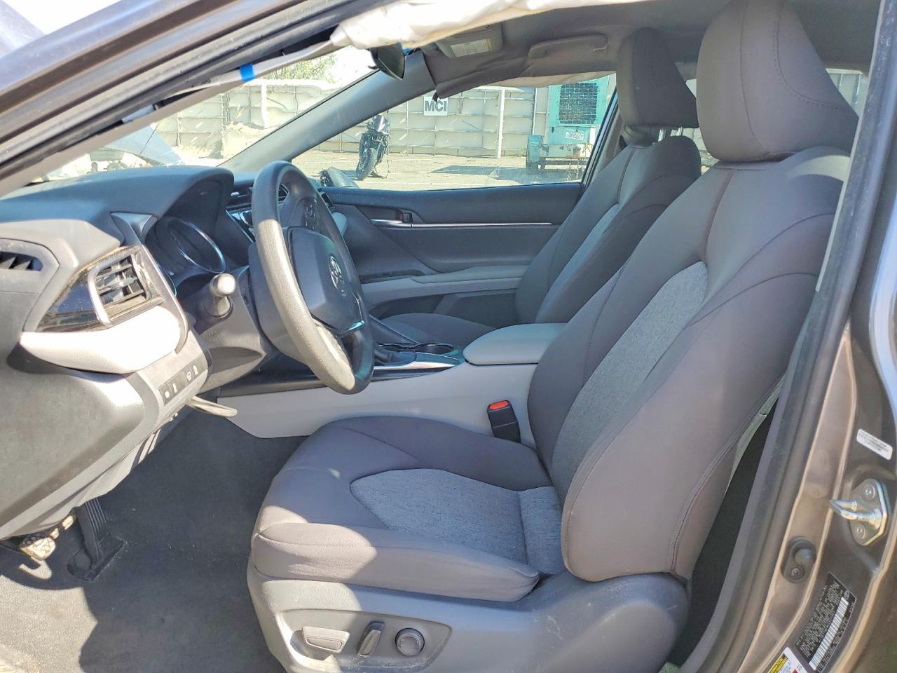 2019 Toyota Camry Le - zdjęcie 7