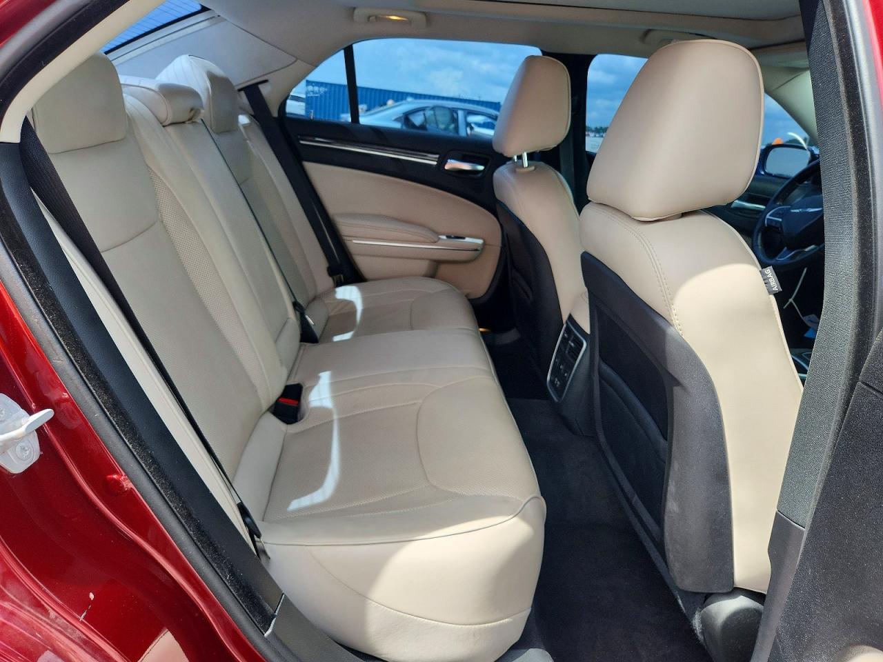 2015 Chrysler 300C - zdjęcie 10