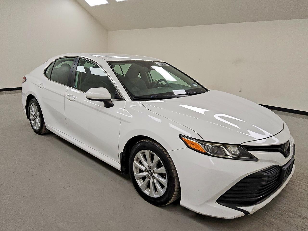 2020 Toyota Camry Le - zdjęcie 4
