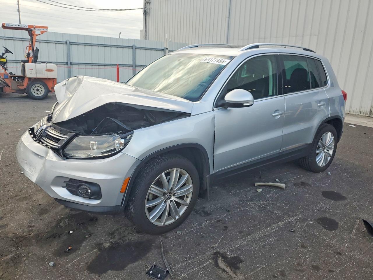 2013 Volkswagen Tiguan S - zdjęcie główne
