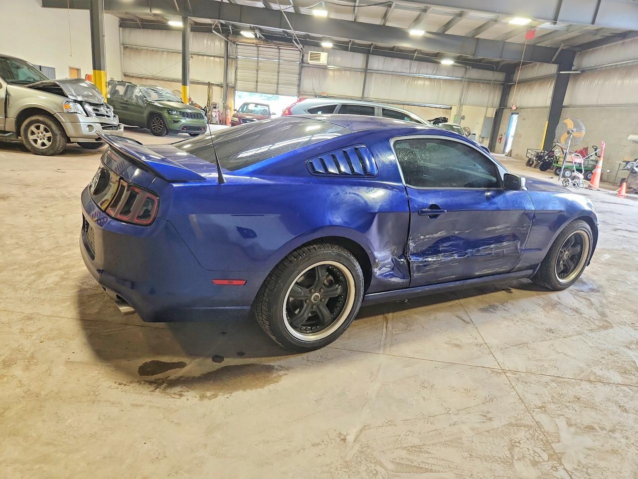 Ford Mustang Coupe - zdjęcie 3