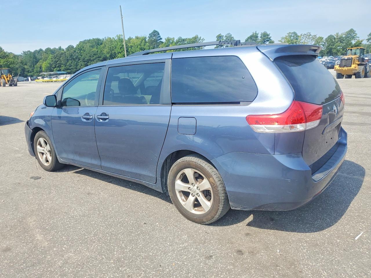 2014 Toyota Sienna Le - zdjęcie 2