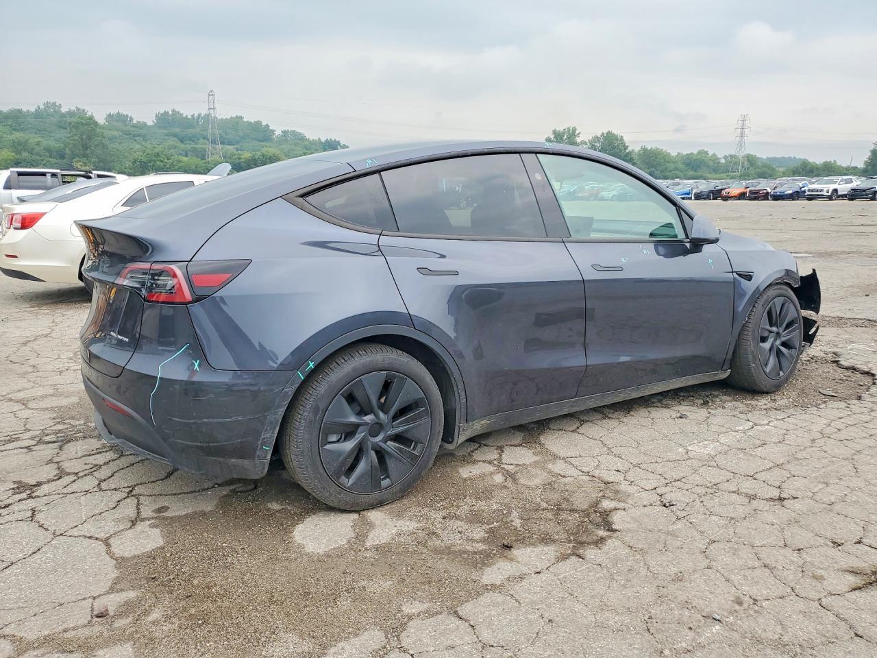 2025 Tesla Model Y - zdjęcie 3