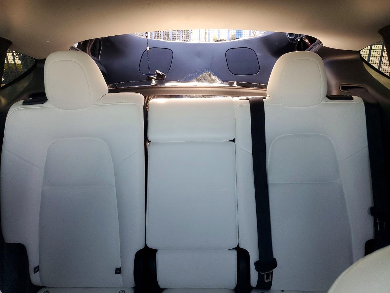 2025 Tesla Model Y - zdjęcie 10
