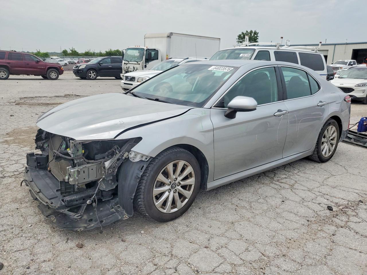 2019 Toyota Camry Le - zdjęcie główne