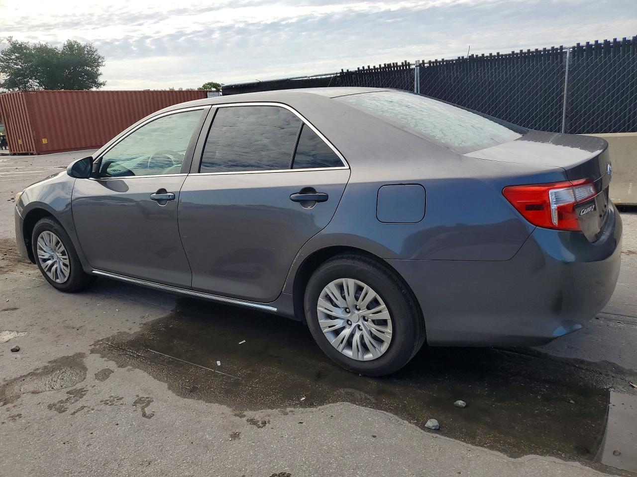 2014 Toyota Camry Le - zdjęcie 2