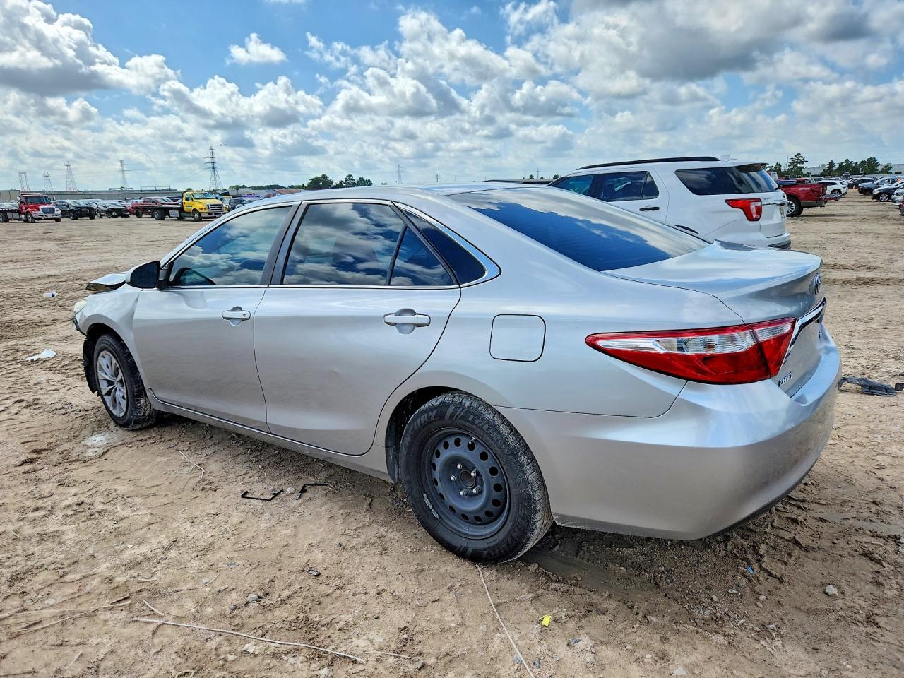 2016 Toyota Camry Le - zdjęcie 2