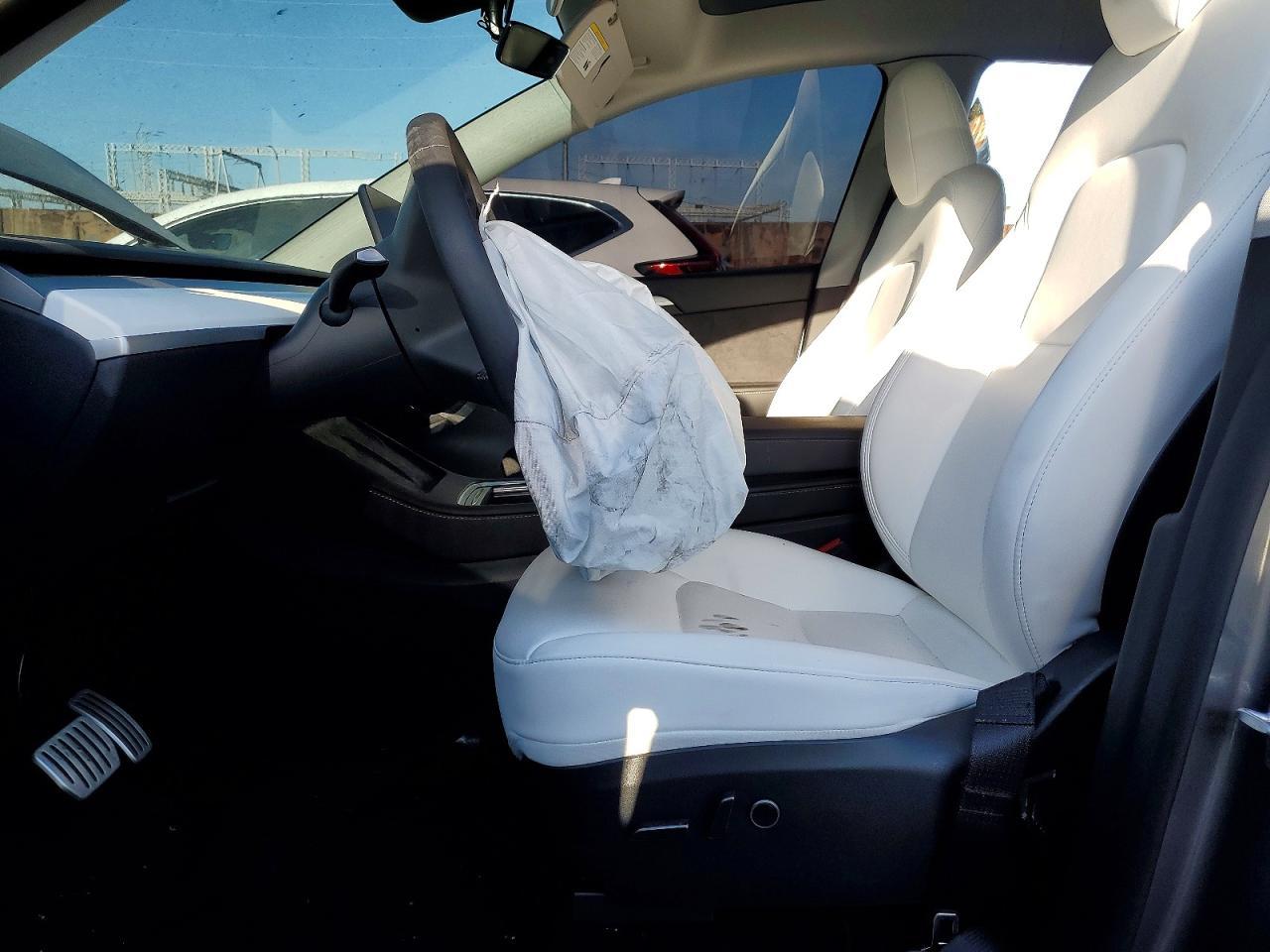 2025 Tesla Model Y - zdjęcie 7