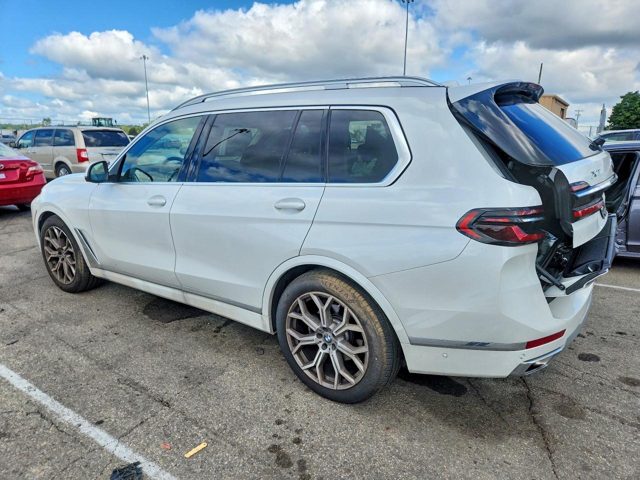 2026 BMW X7 xDrive40I - zdjęcie 2