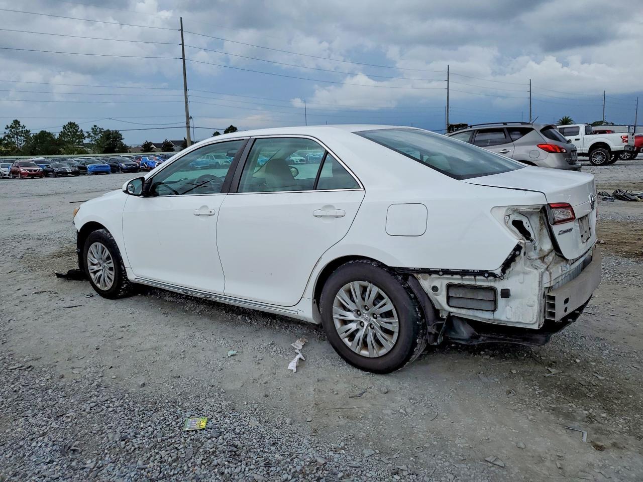 2014 Toyota Camry Le - zdjęcie 2