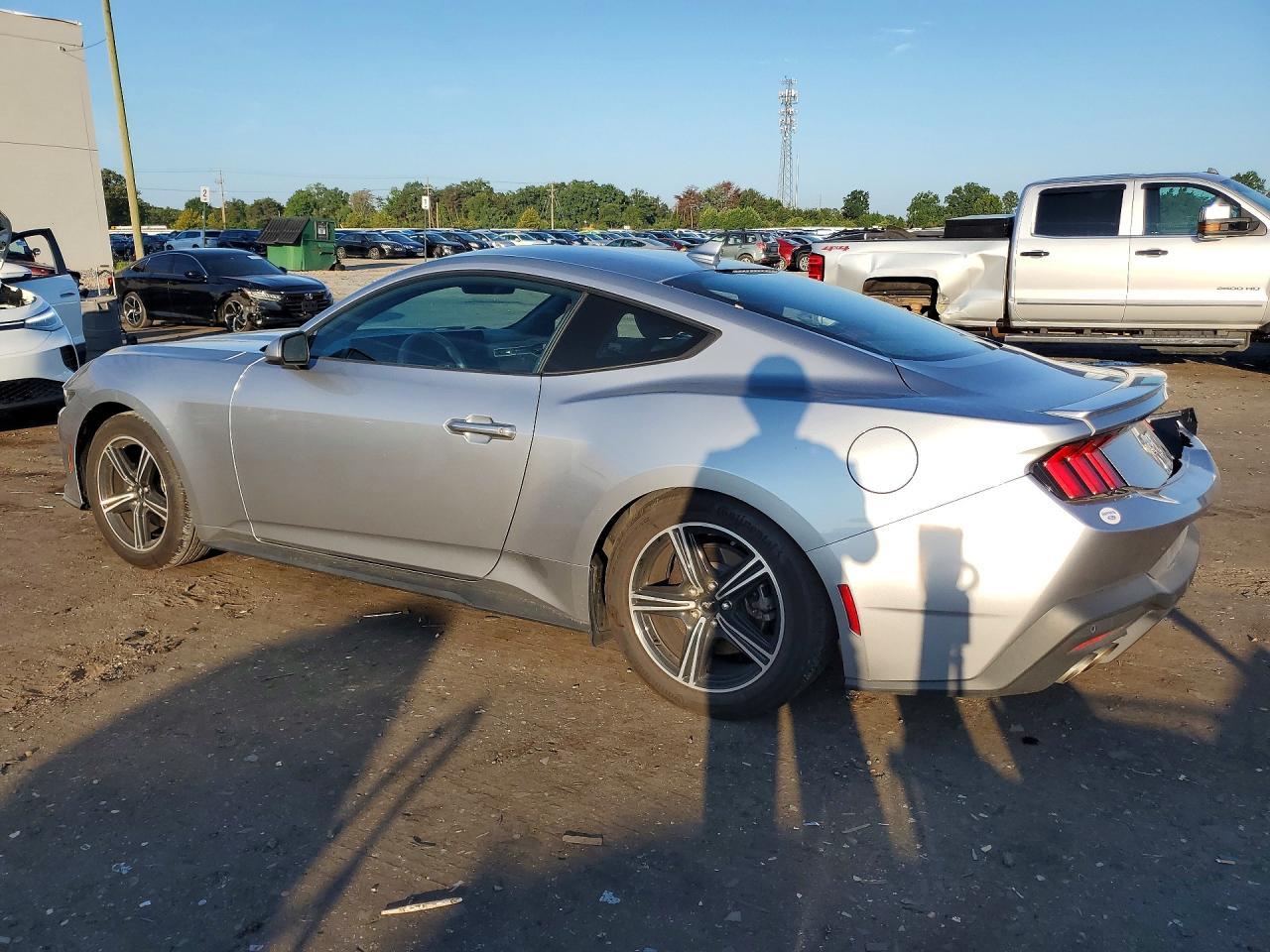 2024 Ford Mustang - zdjęcie 2