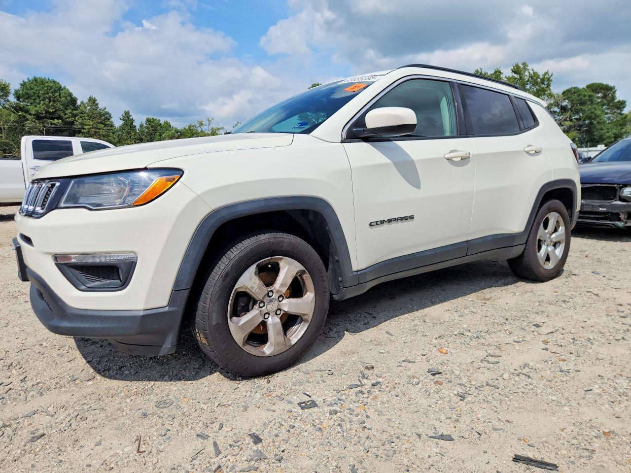 2017 Jeep Compass Latitude - zdjęcie główne