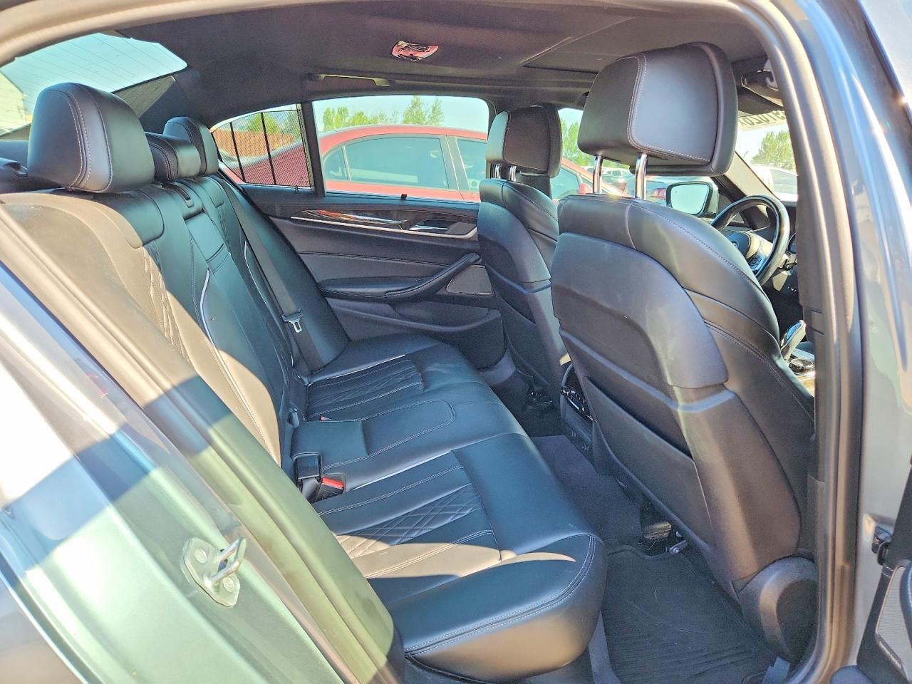2017 BMW Seria 5 540i - zdjęcie 10