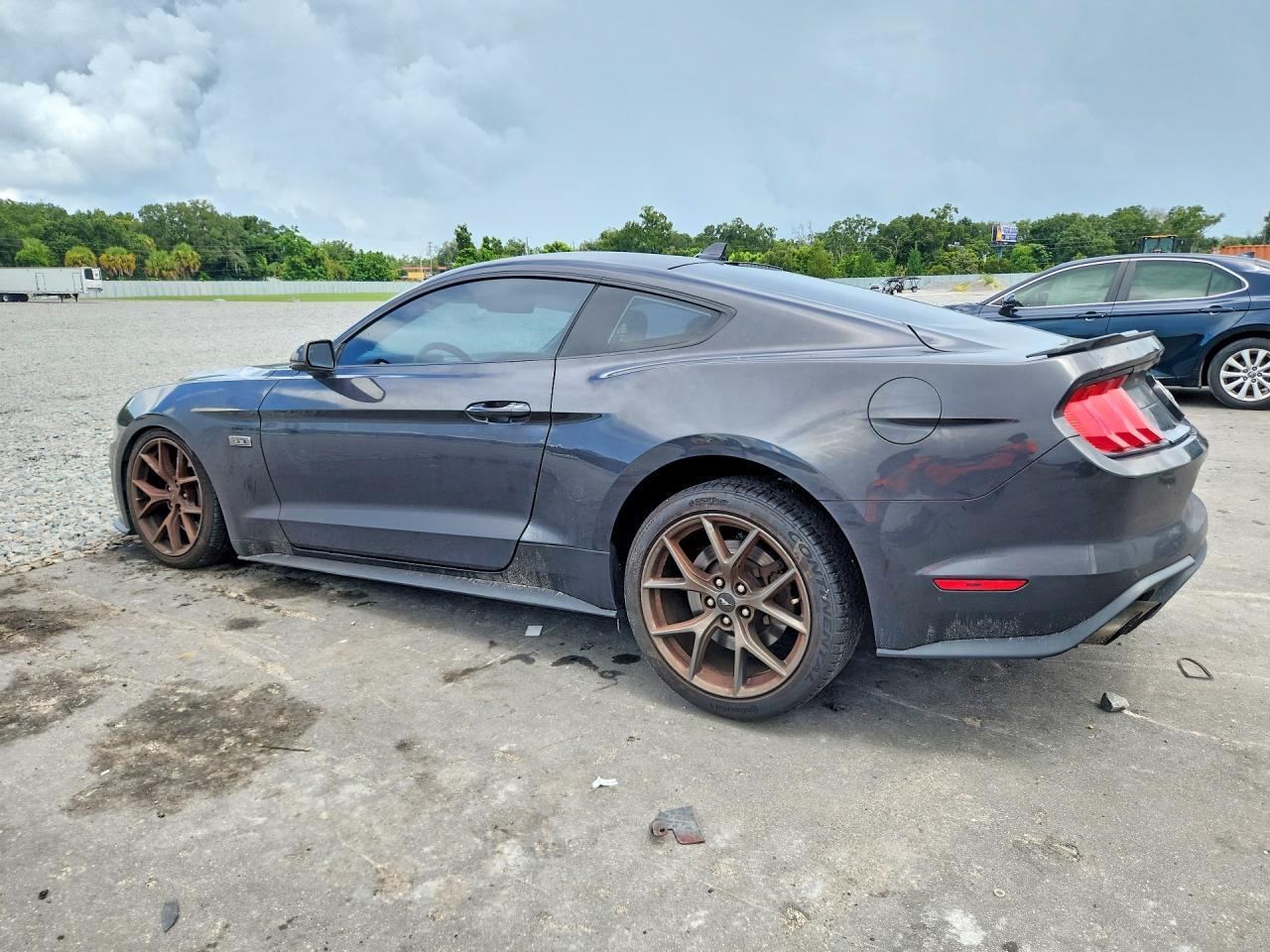 2022 Ford Mustang - zdjęcie 2