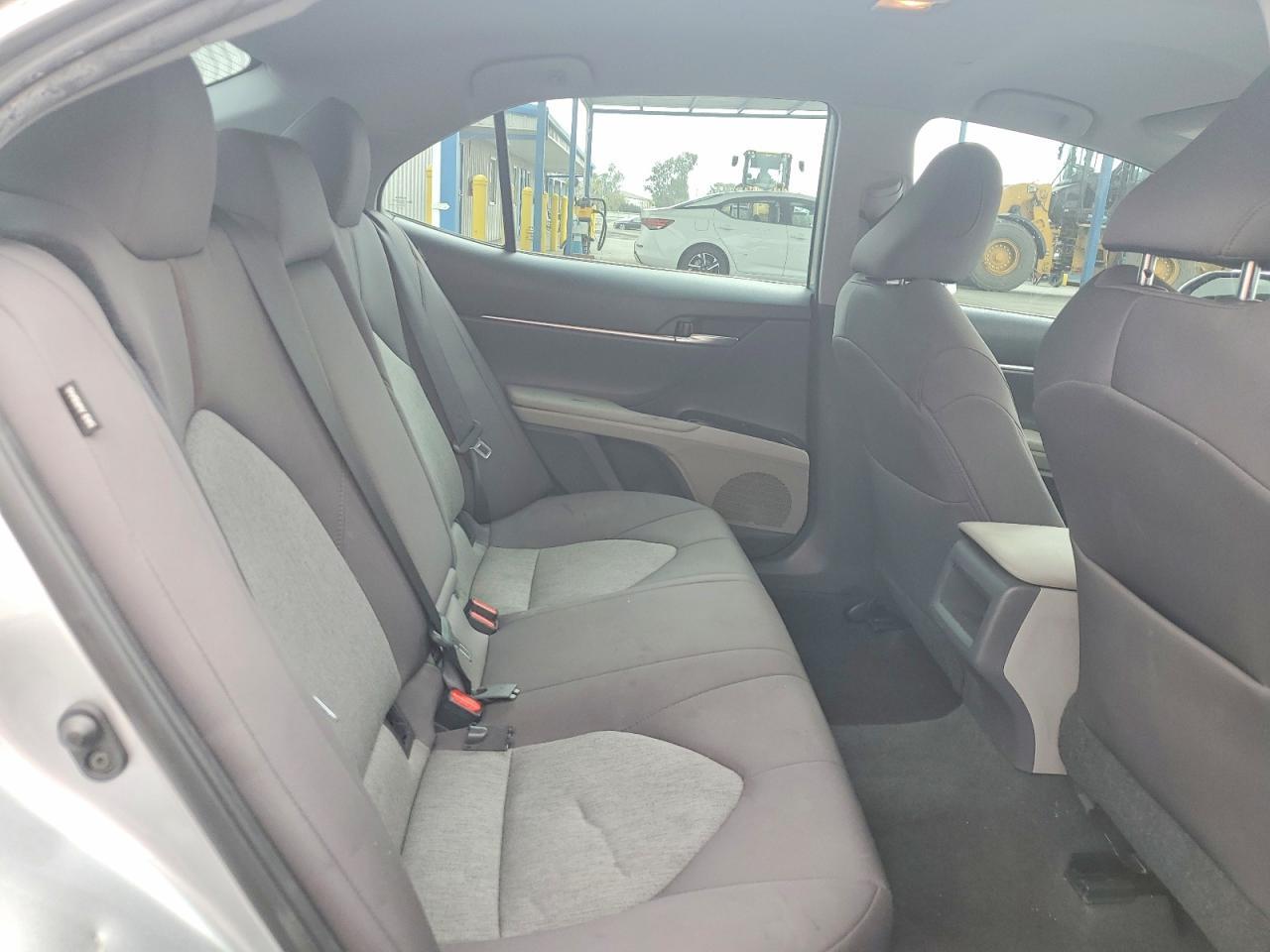 2020 Toyota Camry Le - zdjęcie 10