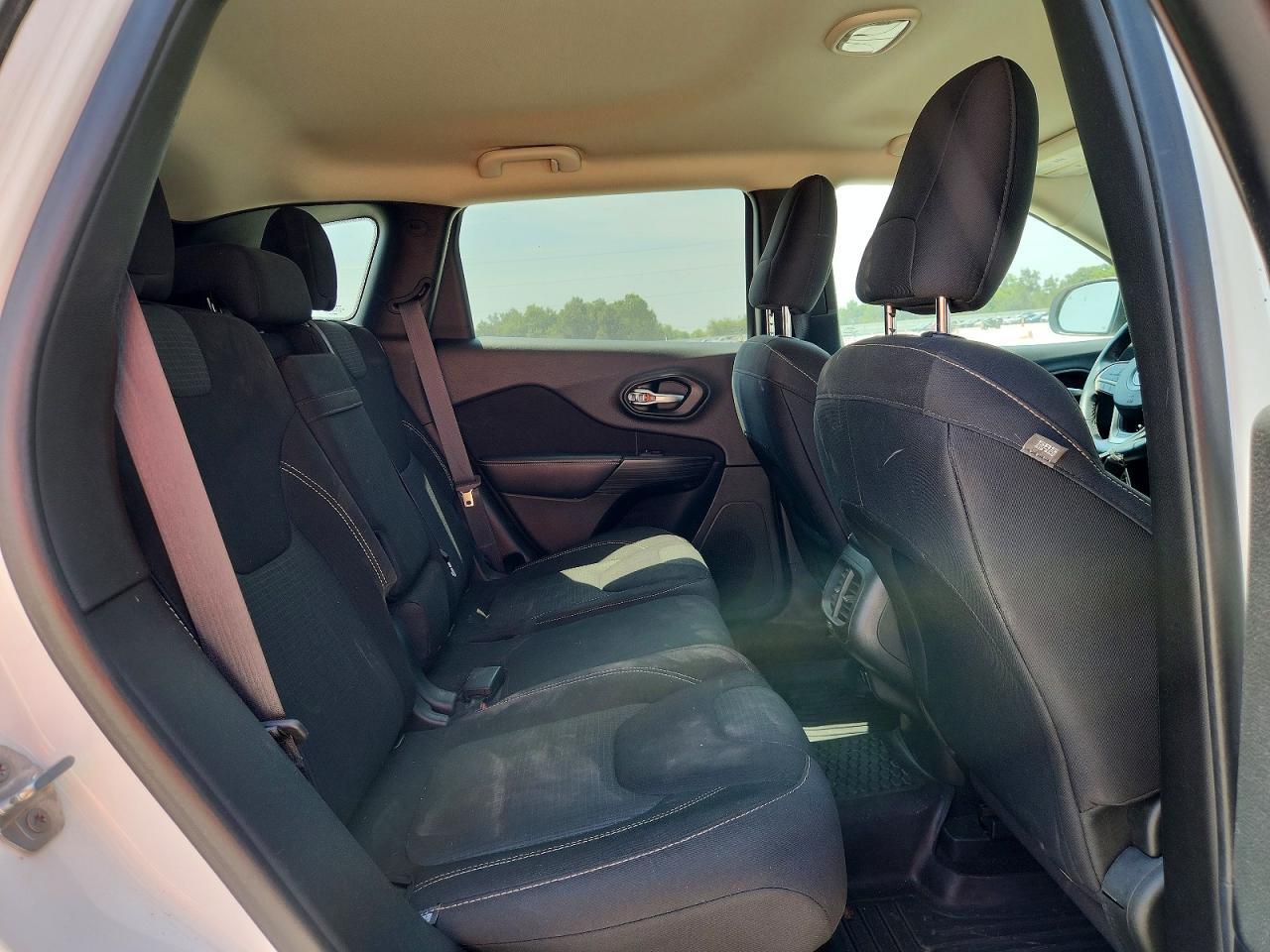 2015 Jeep Cherokee Latitude - zdjęcie 11